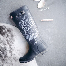 <a href="http://amzn.to/2xTyXjJ" target="_blank">Hunter Stiefel</a> - <a href="http://amzn.to/2xV9Sov" target="_blank">Stabilo Woody’s</a>