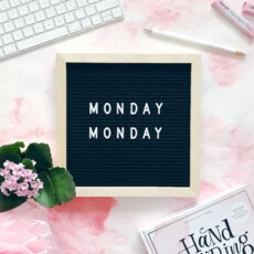 <a href="http://letterboard.de/produkt/visionaer-schwarz/" target="_blank">Letterboard</a> - <a href="http://amzn.to/2xU8yT5" target="_blank">Hand Lettering Alphabete</a>