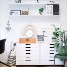 <a href="http://amzn.to/2xbxot6" target="_blank">String Regal in weiß</a> - <a href="http://td.oo34.net/cl/?aaid=mbxq2hf48nx1kzhq&ein=ijd60bao7p1nxlkq&paid=5dluloswfiarz59r" target="_blank">HAY About a Chair mit Rollen</a> - <a href="http://amzn.to/2io47c5" target="_blank">Ferm Living Korb</a> - <a href="http://www.ikea.com/de/de/catalog/products/40196241/" target="_blank">Alex Schubladenelement auf Rollen</a>