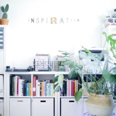 <a href="http://amzn.to/2xU8yT5" target="_blank">Hand Lettering Alphabete</a> - <a href="http://amzn.to/2xa7dCR" target="_blank">Alessi Noè Flaschenregal</a> - <a href="http://amzn.to/2yD37qI" target="_blank">Bloomingville Korb aus Seegras</a> - <a href="http://amzn.to/2gpZpGI" target="_blank">Ferm Living Zeitungsständer</a> - <a href="https://freundts.de" target="_blank">Vintage Buchstaben</a>