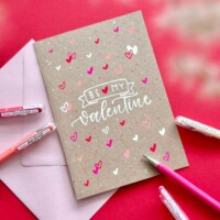 <strong>Verwendete Materialien:</strong>
<br /><br /> Pentel Mattehop Gel-Tintenroller - Valentinskarte